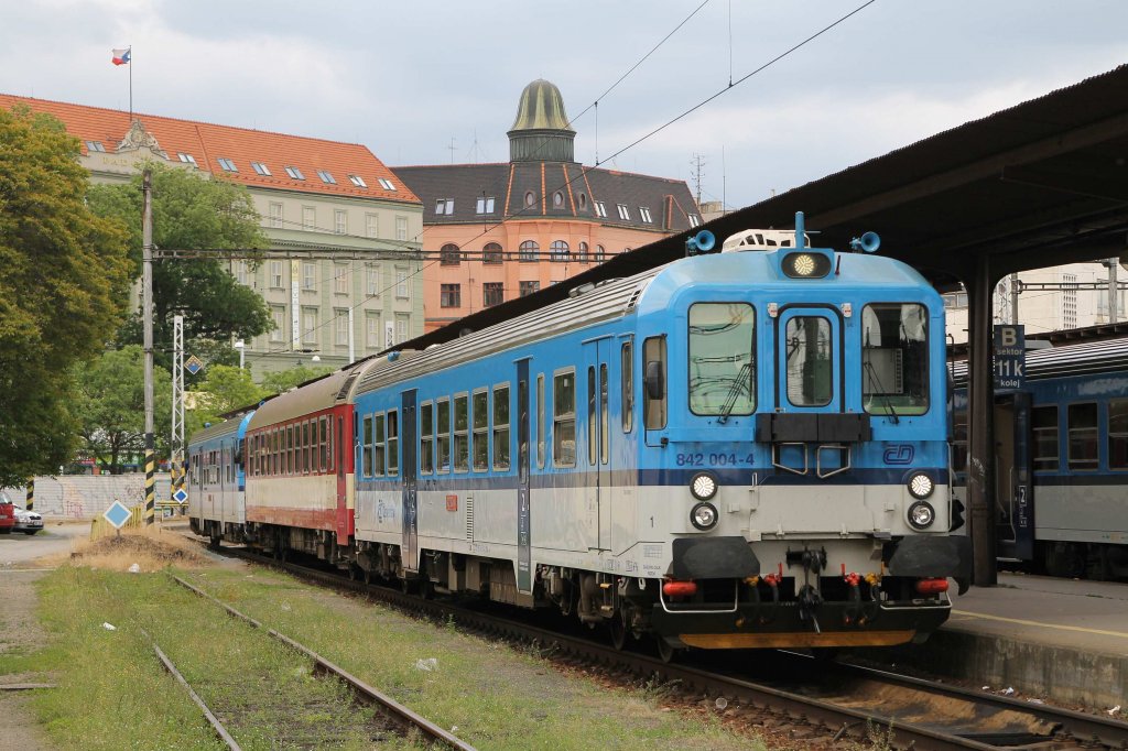 842 004-4 und 842 031-7 mit Os 4814 Brno-Jihlava auf Bahnhof Brno Hlavn Ndra am 29-5-2013.