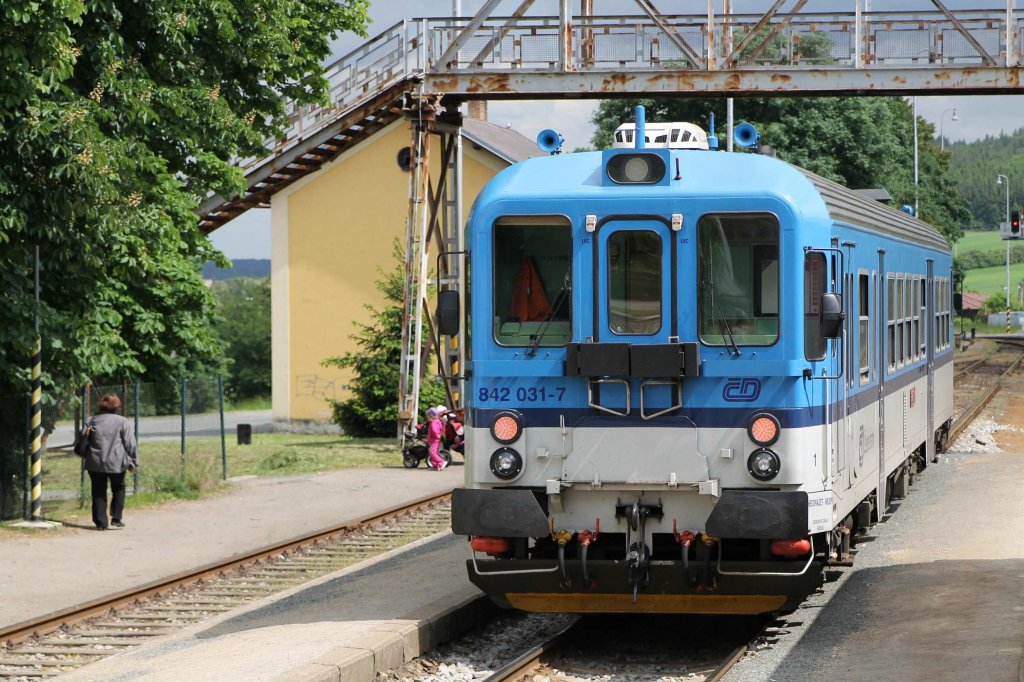 842 031-7 mit Os 4837 Zastvka u Brna-Brno Hlavn Ndra auf Bahnhof Zastvka u Brna am 29-5-2013.