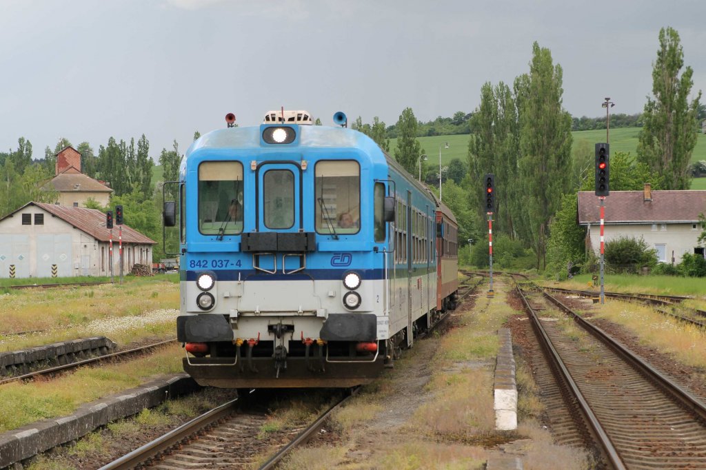 842 037-4 mit Os 4814 Brno-Jihlava auf Bahnhof Okřky am 21-5-2013.