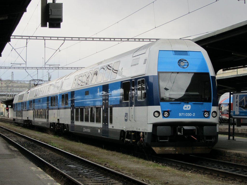 8.4.2012 14:19 ČD 971 030-2 als Personenzug (Os) aus st nad Labem hl.n. kurz nach der Ankunft im Zielbahnhof Praha Masarykovo ndra.