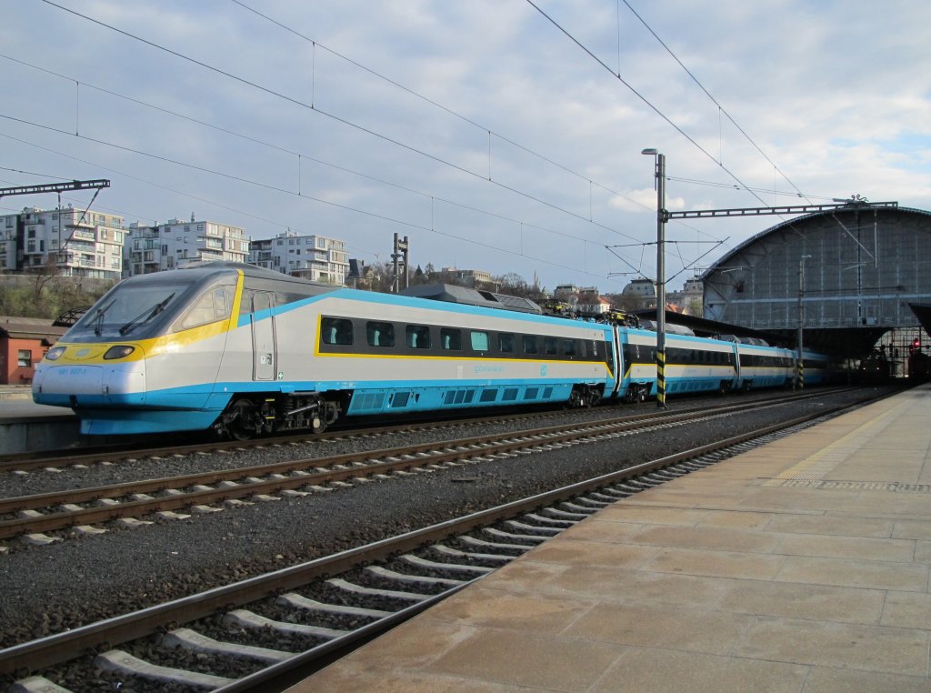 8.4.2012 18:10 ČD 681 007-1  Pendolino  als SuperCity (SC) nach Bohumn kurz vor der Abfahrt aus dem Startbahnhof Praha hl.n..
