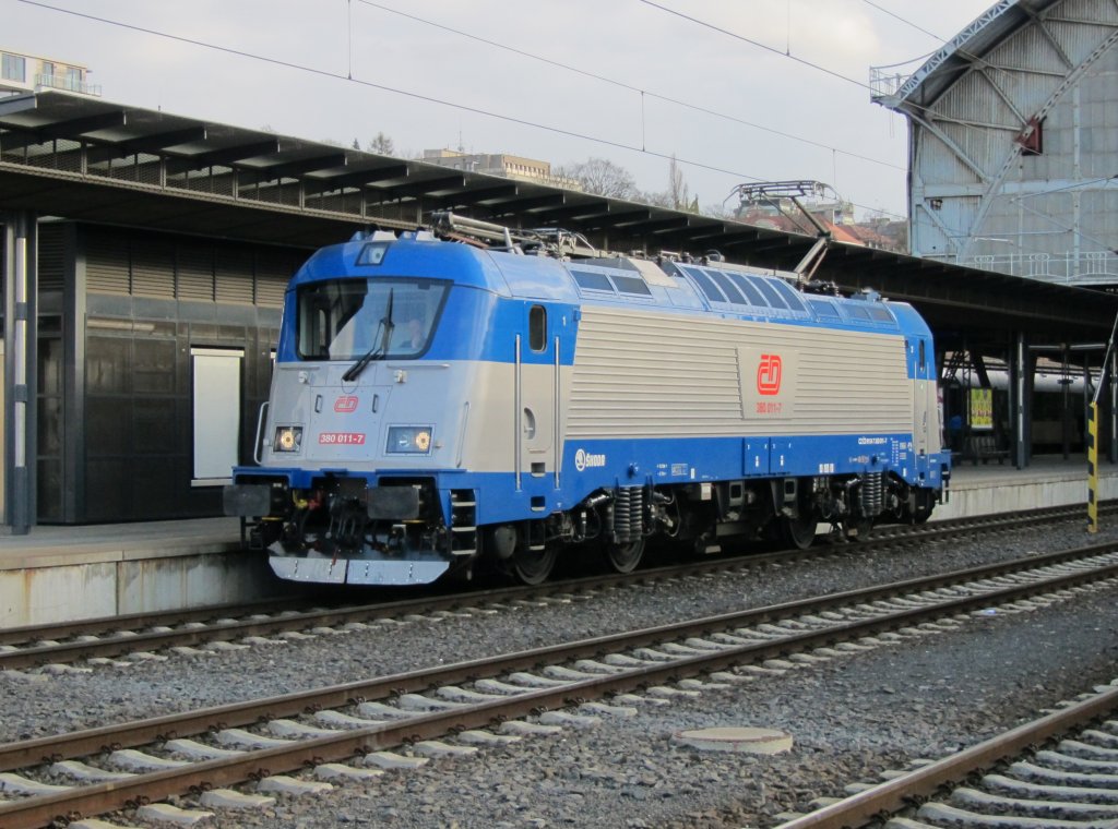 8.4.2012 18:14 ČD 380 011-7 beim rangieren im Bahnhof Praha hl.n..