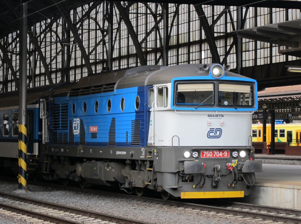 8.4.2012 18:31 ČD 750 704-9 mit einem Schnellzug (R) aus Česk� Budějovice im Endbahnhof Praha hl.n.. 
