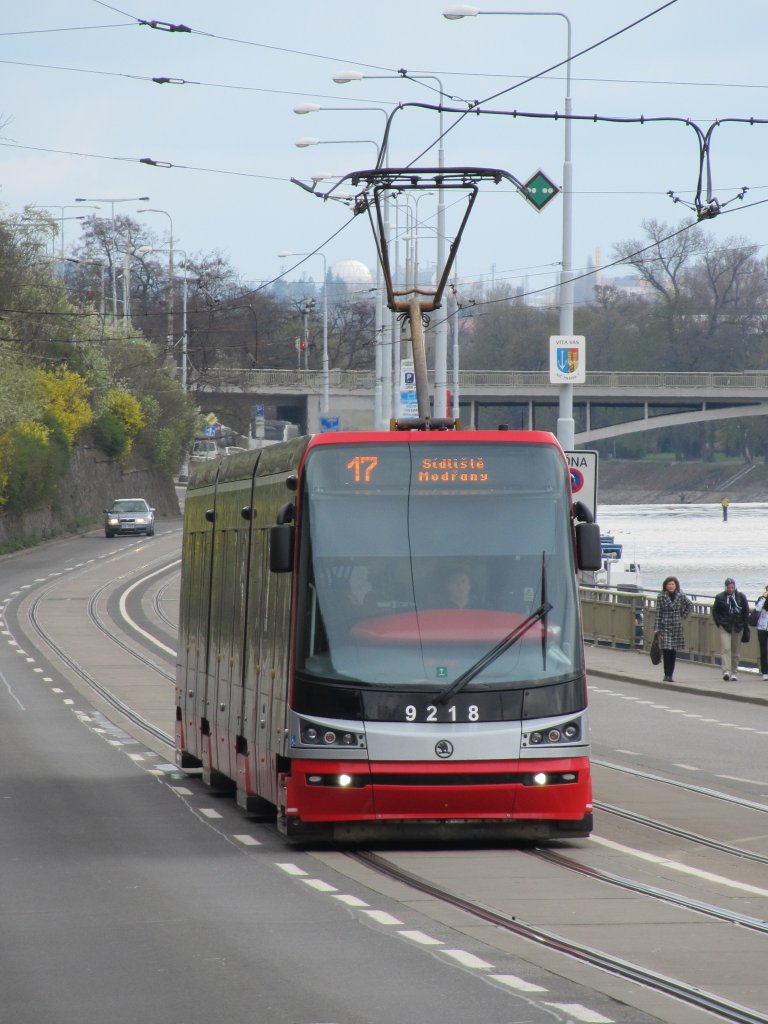 8.4.2012 9:37 Triebwagen 9218 (koda 15T) nach Sdlitě Modřany kurz vor der Haltestelle Čechův most.