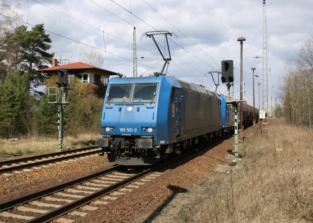 8.4.2012 R�dnitz. 185 521 + 185 xxx auf linkem Gleis mit Kesselzug unterwegs Richtung Bernau. Im Hintergrund Stw B1 ehemals Rzb. In gleicher H�he war der Abzweig zum Hilfsrangierbahnhof R�dnitz. Davor - ebenfalls an gleicher Stelle - unterquerte die Hobrechtsfelder Wirtschaftsbahn die Staatsbahn durch die sog. Bullerbr�cke. 