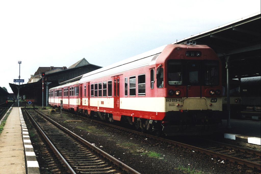 843 013-4, 021 063-3 und 021 020-3 mit R 898 Liberec-Děčn Hlavn Ndra auf Bahnmhof Liberec am 20-7-2005. Bild und scan: Date Jan de Vries.