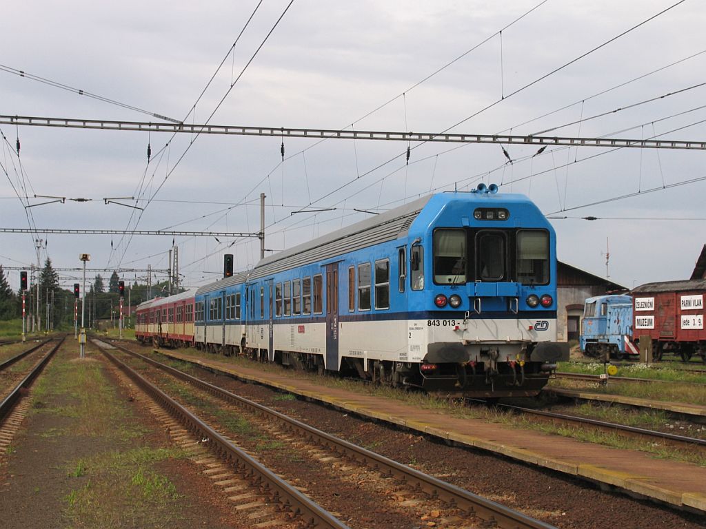 843 013-4 und 843 015-9 mit R 985 Liberec-Pardubice Hlavn Ndra auf Bahnhof Jaroměř am 12-8-2011.