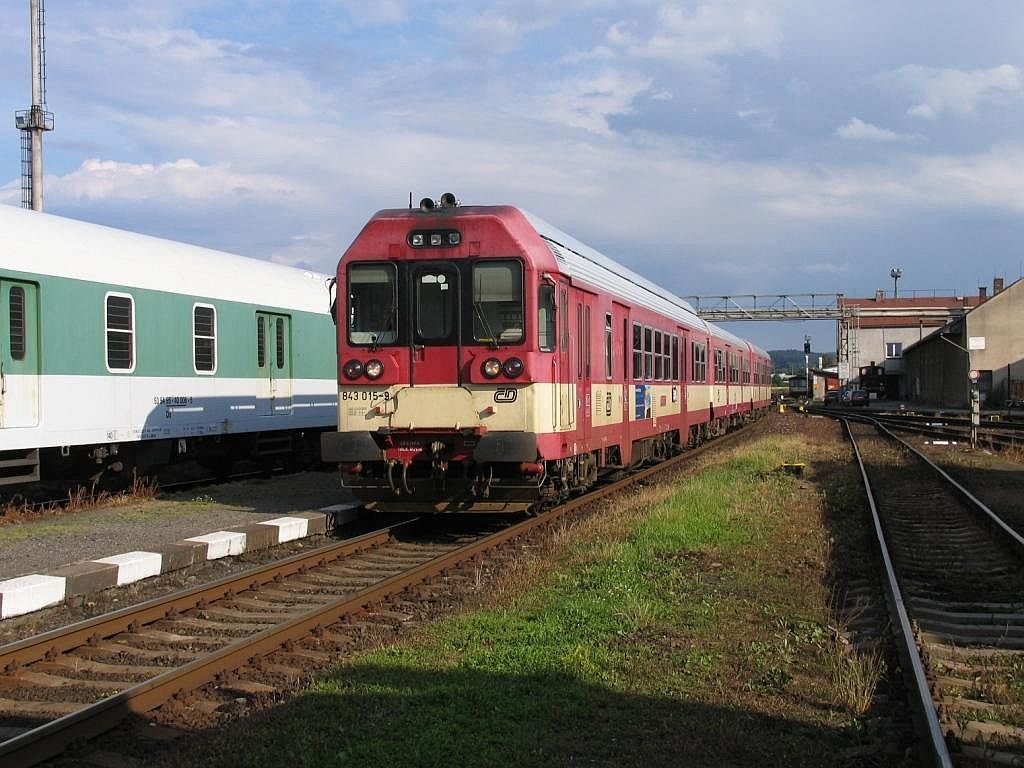 843 015-9 mit R 990 Pardubice Hlavn ndra–Liberec auf Bahnhof Liberec am 11-7-2007.