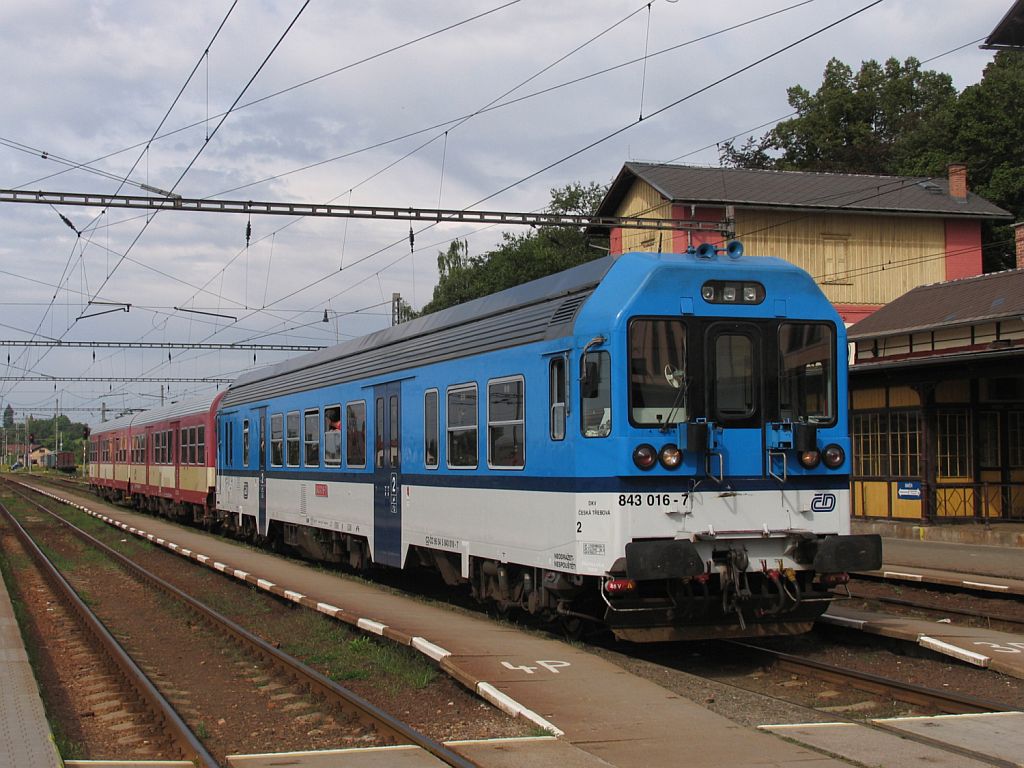 843 016-7 mit eine bunte R 984 Pardubice Hlavn Ndra-Liberec auf Bahnhof Jaroměř am 12-8-2011.
