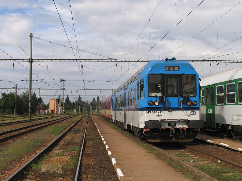 843 016-7 mit R 984 Pardubice Hlavn Ndra-Liberec auf Bahnhof Jaroměř am 12-8-2011.