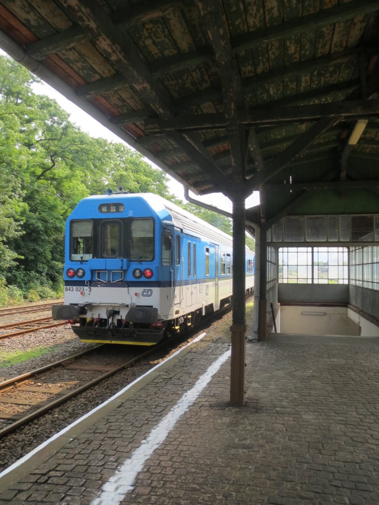 843 023-3 bei Ausfahrt bzw. Fahrtrichtungswechsel aus dem Bahnhof des oberschlesischen Bad Ziegenhals (Glucholazy) auf polnischem Gebiet an der Strecke Jgerndorf (Krnov) - Freiwaldau (Jesenik). Aufnahme vom 14. Juli 2013.