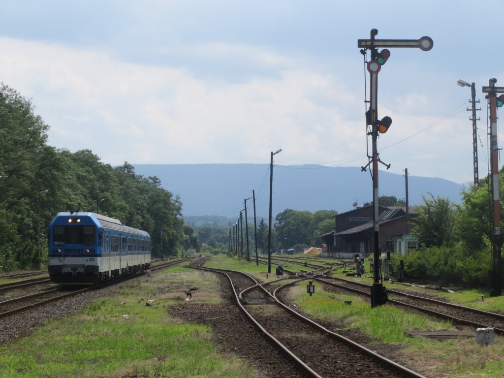843 023-3 bei Einfahrt bzw. Fahrtrichtungswechsel in den Bahnhof des oberschlesischen Bad Ziegenhals (Glucholazy) auf polnischem Gebiet an der Strecke Jgerndorf (Krnov) - Freiwaldau (Jesenik). Aufnahme vom 14. Juli 2013.