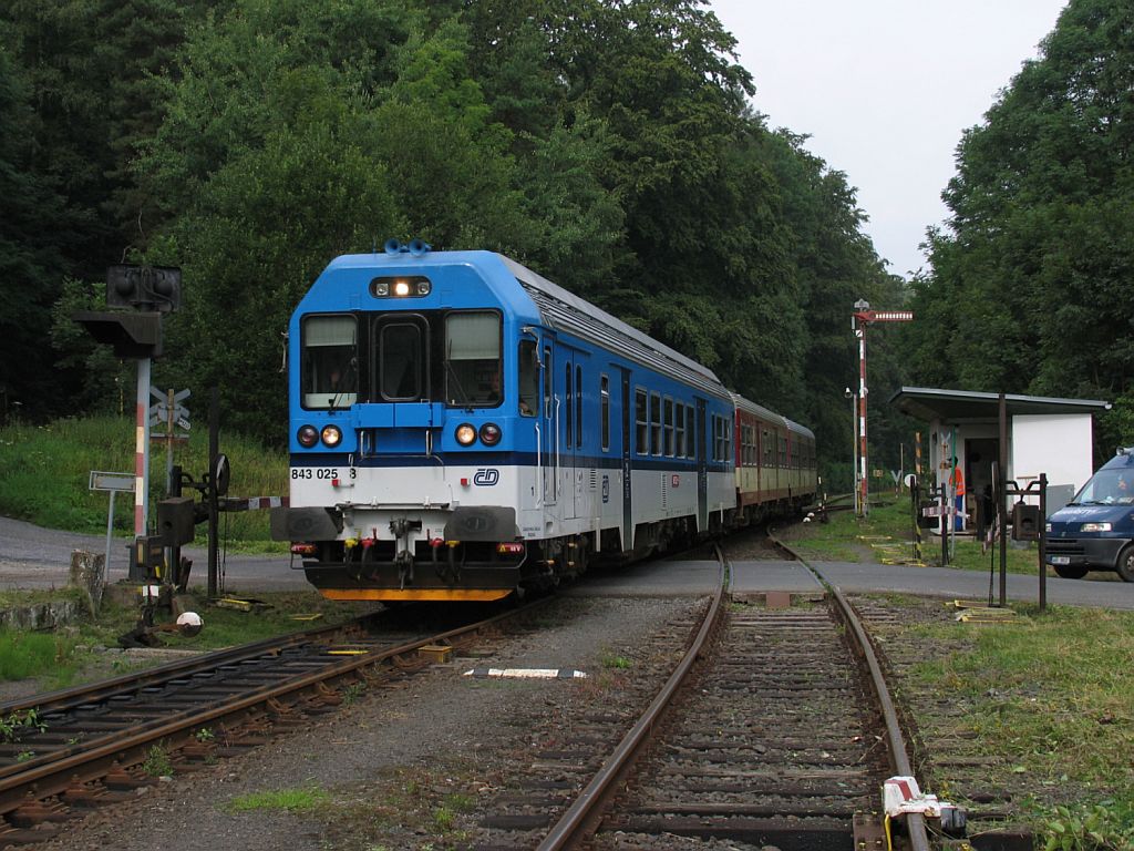 843 025-8 mit eine bunte R 985 Liberec-Pardubice Hlavn Ndra paasiert hier eine Blockstelle und einem Formsignal in die Nhe von Bahnhof Dvůr Krlov nad Labem am 4-8-2011.