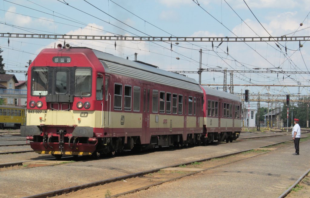 843 027-4 verlsst am 16. Juni 2012 als R nach Plzen hl.n. den Bahnhof Chomutov.