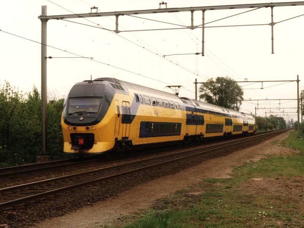 8436 mit Eilzug 3643 Zwolle-Roosendaal bei Elst am 15-5-1996. Bild und scan: Date Jan de Vries.
