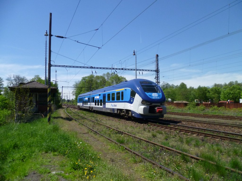 844 001-8 hier am 15.05.13 bei der Einfahrt in Kynperk nad Ohř zusehen.