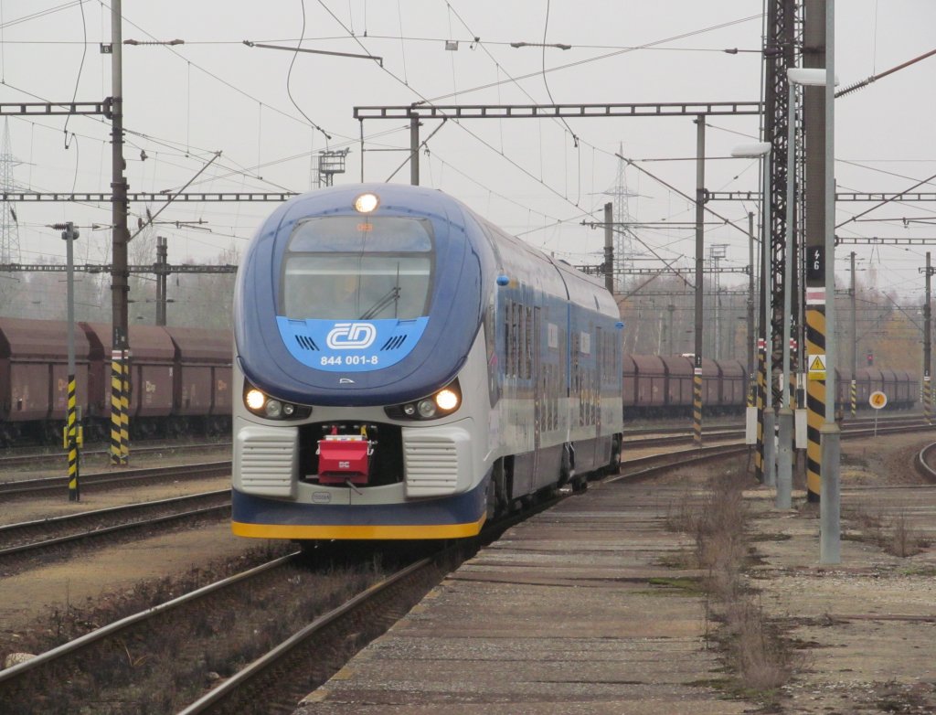 844 001-8  Regio Shark  erreicht am 18. November 2012 als Os von Klasterec nad Ohri nach Cheb den Bahnhof Nove Sedlo.