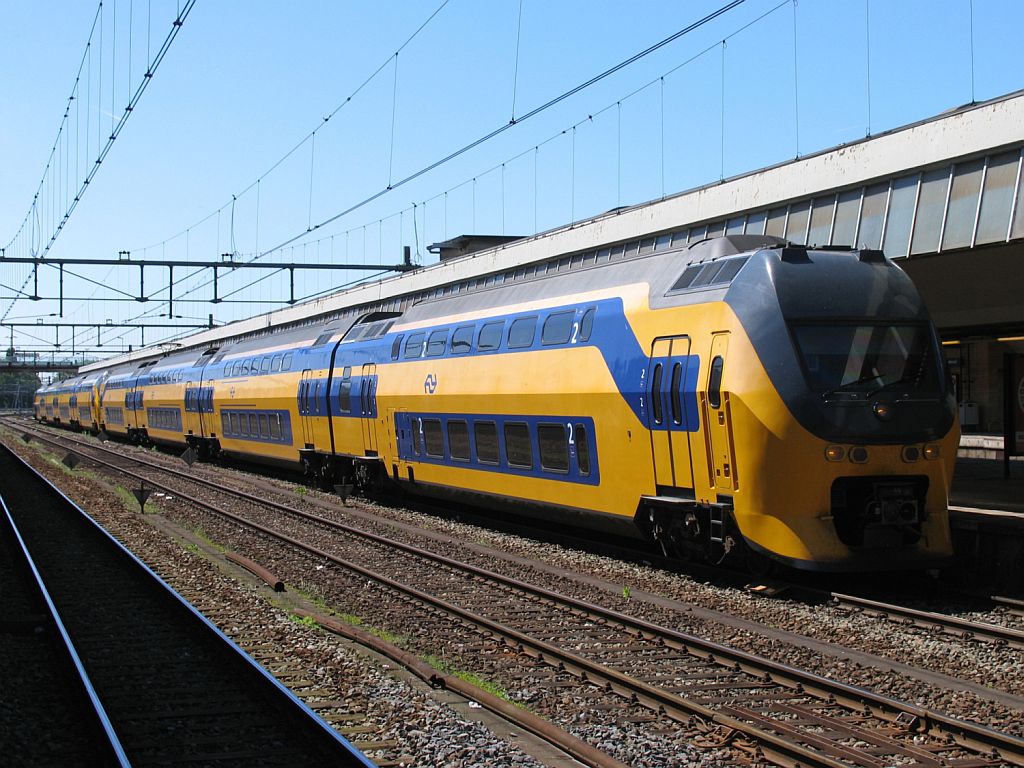 8454 und 8444 mit einem Intercityzug in die Richting Dordrecht auf Bahnhof Rotterdam CS am 29-5-2009.