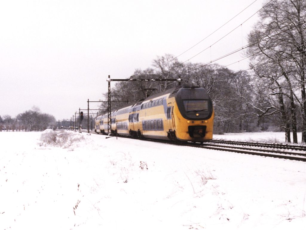 8473 mit Schnellzug 3653 Zwolle-Roosendaal bei Dieren am 9-2-1999. Bild und scan: Date Jan de Vries.
