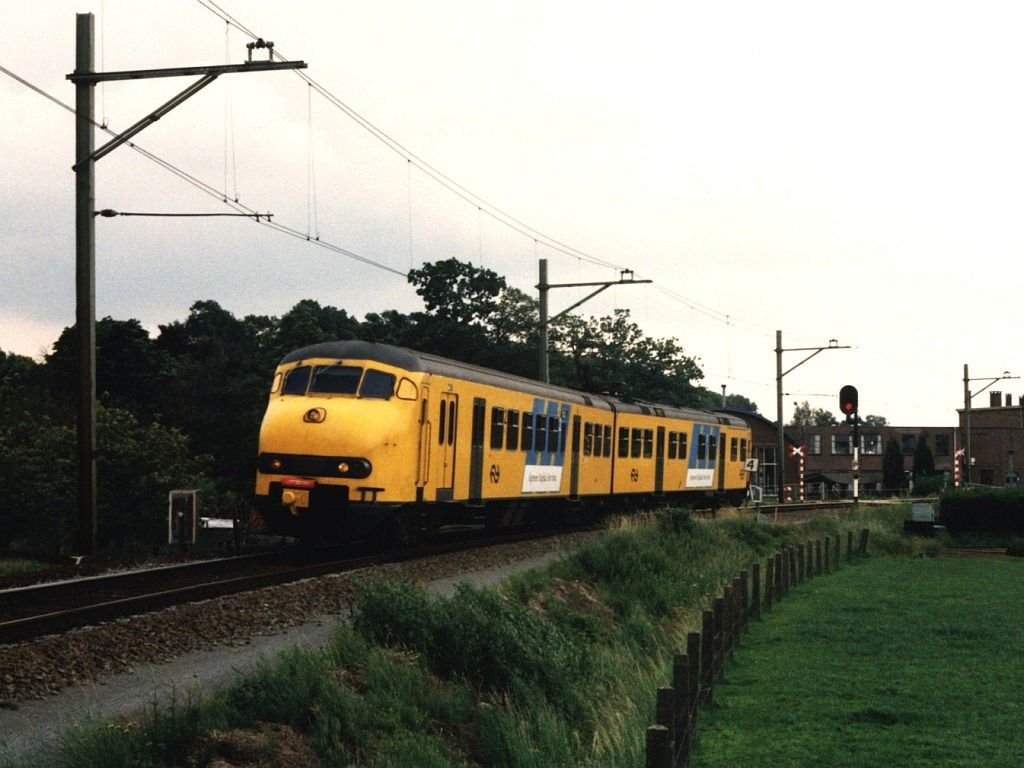 849 mit Regionalzug 7448 Ede-Wageningen-Amersfoort bei Harselaar am 2-7-1996. Bild und scan: Date Jan de Vries.