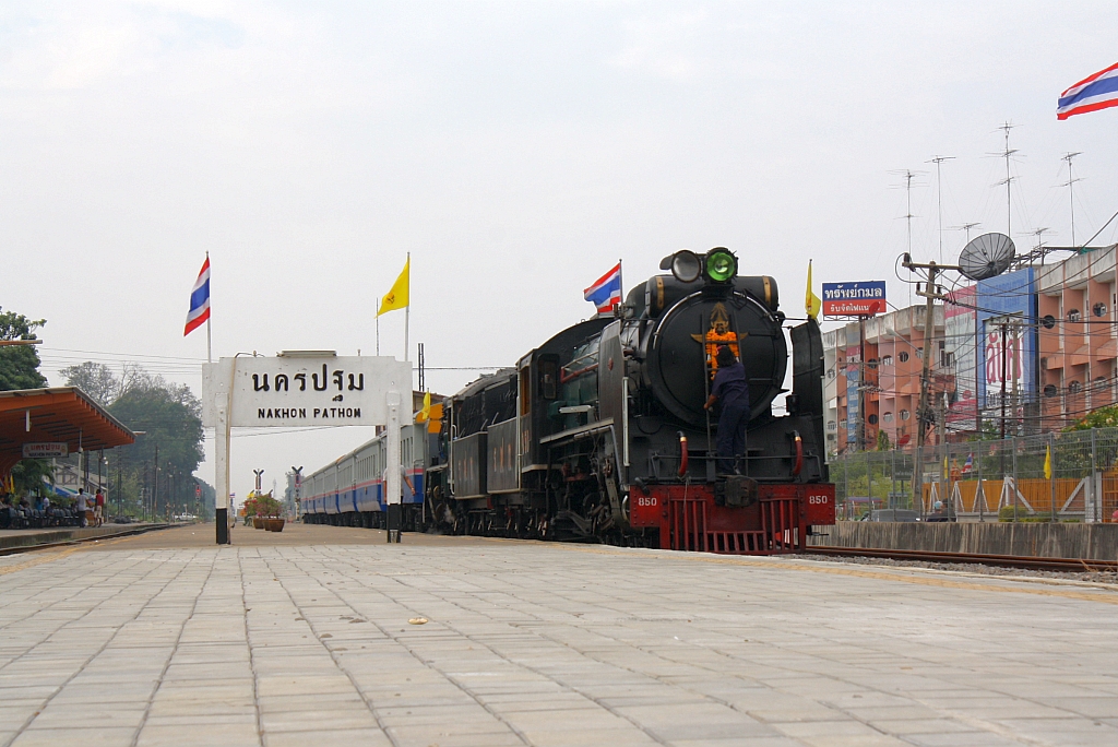 850 (2'C1'h2, Nippon Sharyo (Japan), Bauj. 1950, Fab.Nr. 1547) mit dem Dampfsonderzug 9002 nach Bangkok im Bf. Nakhon Pathom am 06.Dezember 2010. 

