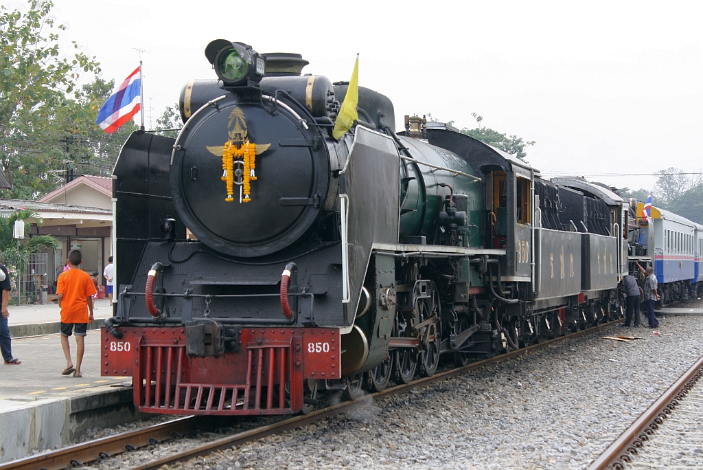 850 (2'C1'h2, Nippon Sharyo (Japan), Bauj. 1950, Fab.Nr. 1547) als Vorspann der 824 mit dem Dampfsonderzug 9002 nach Bangkok im Bf. Nakhon Pathom am 06.Dezember 2010. 
