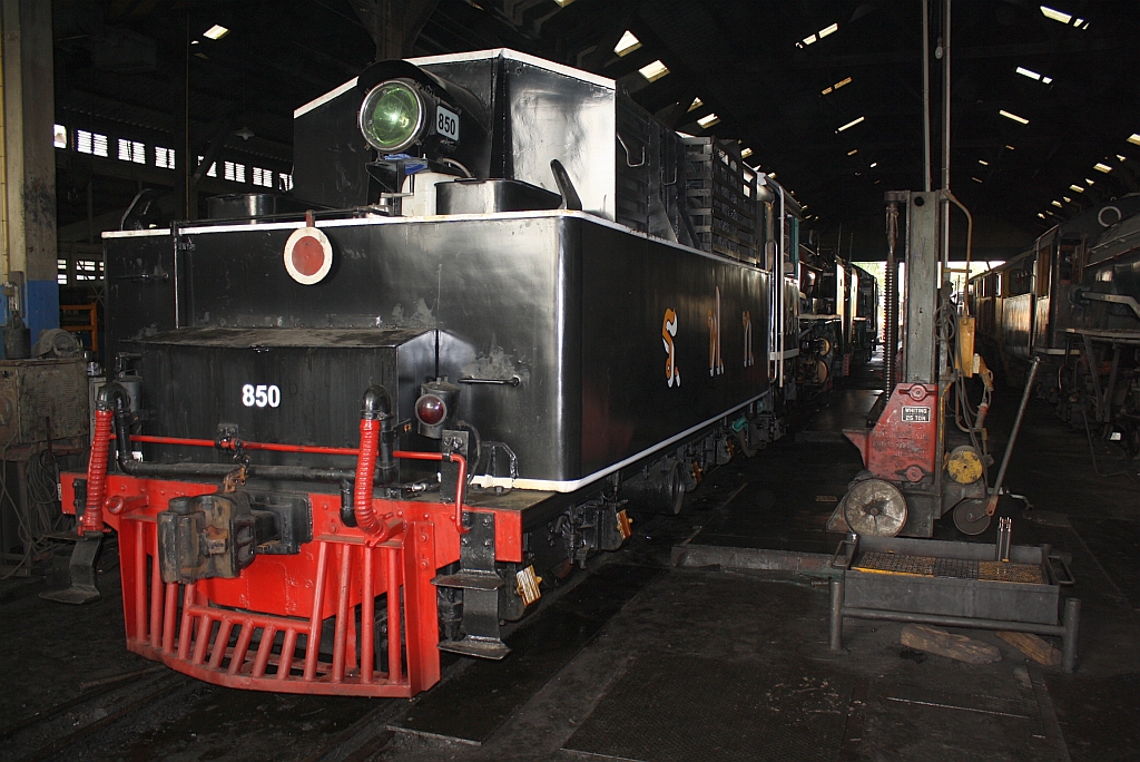 850 (2'C1'h2, Nippon Sharyo (Japan), Bauj. 1950, Fab.Nr. 1547) am 15.Nov. 2012 im Depot Thon Buri. Somit stehen im Depot Thon Buri wieder 5 betriebsbereite Dampfloks zu Verfgung: 713 + 715, 824 + 850 (beide hauptausgebessert und mit neuem Kessel) sowie die 953.