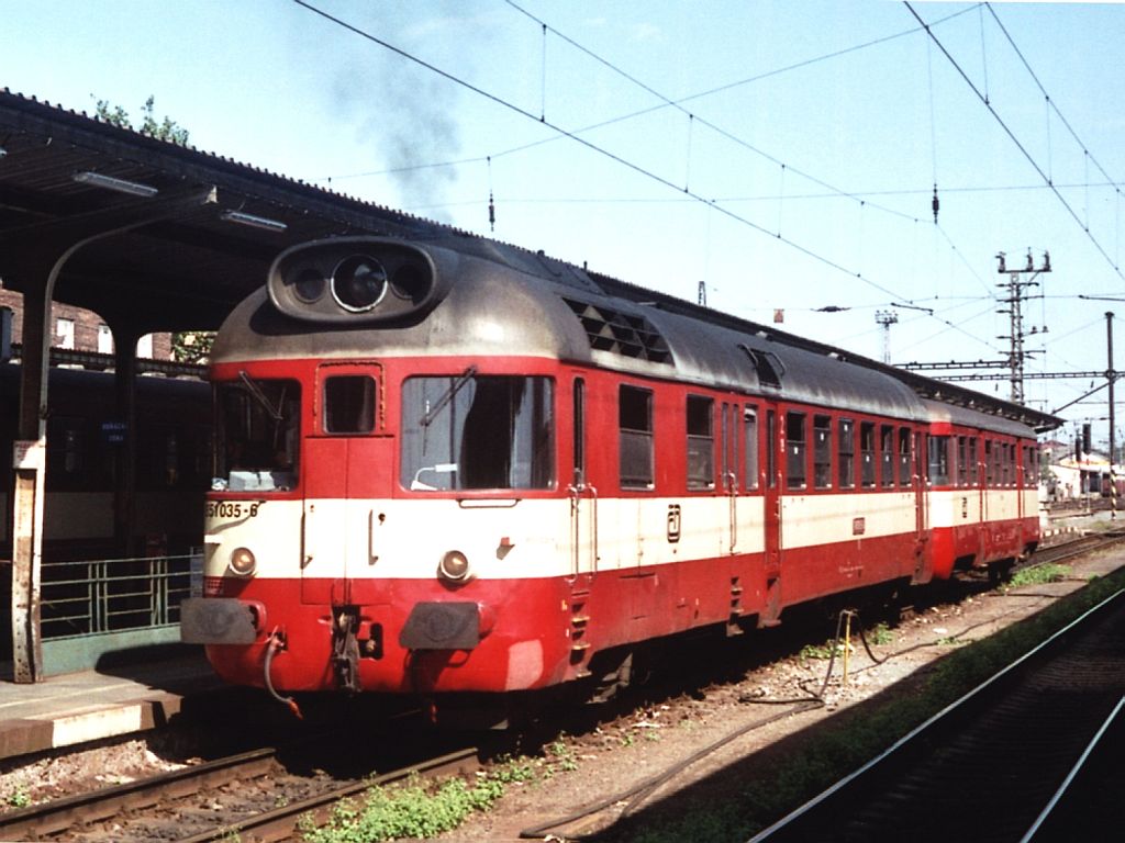 851 035-6 mit Os 3525 Olomouc-Hrub Voda auf Bahnhof Olomouc am 1-8-2005. Bild und scan: Date Jan de Vries