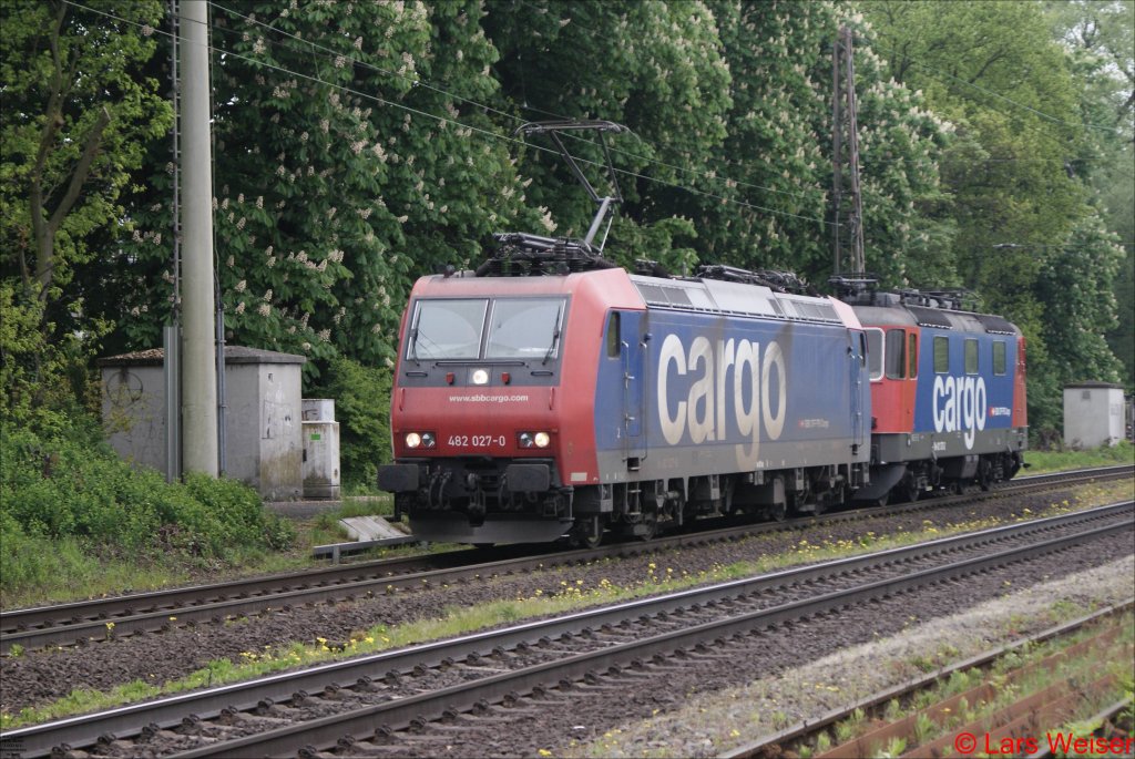 8.5.2010, Lintorf: 482 027-0 schleppt die 421 373-2 in Richtung Duisburg