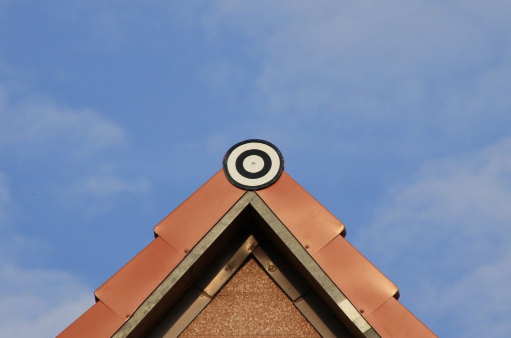 8.5.2012 Bernau, Ortsteil Schnow. DV 301 1990:  Mit Genehmigung der Reichsbahndirektion knnen Rangierfahrtsignale (+ Gleissperrsignale) durch eine weie, runde Scheibe mit schwarzem Ring und weiem Rand (Kreisscheibe) gekennzeichnet sein... Bei einem derart gekennzeichneten Signalen gilt das Signal Ra 12 stets als Zustimmung bei begleiteten bzw. Fahrauftrag bei unbegleiteten Rangierabteilungen.  Die Benutzung als Firstabschluss ist zugelassen.