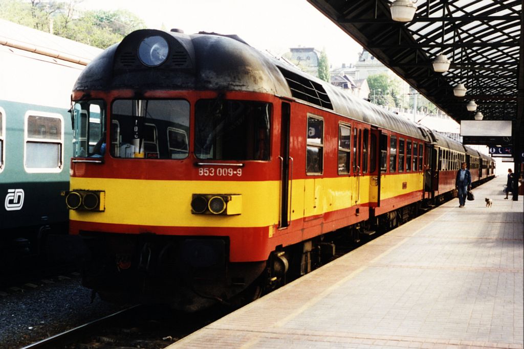 853 009-9,053 020-4,053 027-9,053 025-3,053 019-6, 853 021-4 mit eine Nahverkehrszug Praha-Hlavn-Libeice auf Bahnhof Praha Hlavn Ndraz am 5-5-1995. Bild und scan: Date Jan de Vries.