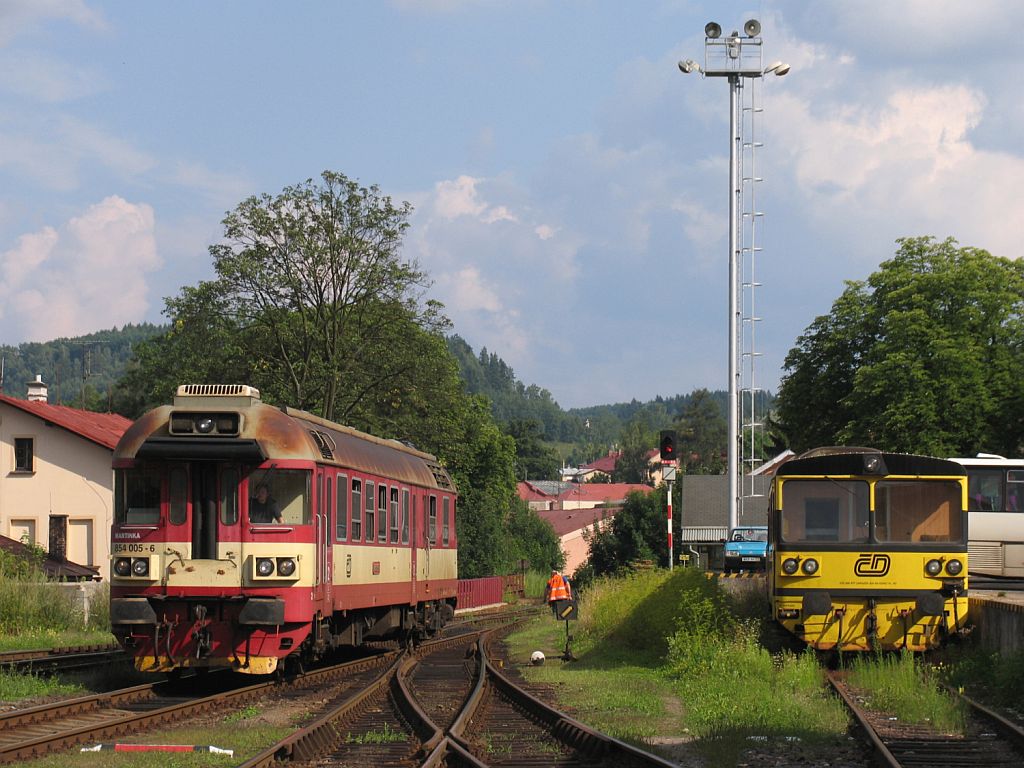 854 005-6 auf Bahnhof Trutnov Hlavn Ndra am 3-8-2011.