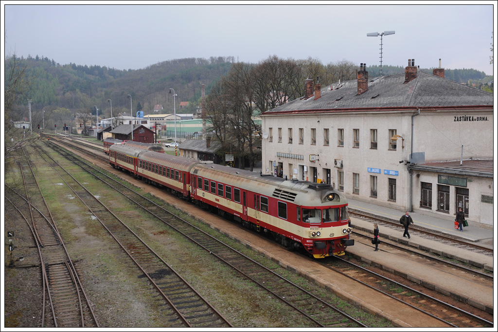 854 007 als Os 4851 von Nměť nad Oslavou (deutsch Namiest an der Oslawa) nach Brno (dt. Brnn) am 15.4.2011 beim Halt in Zastvka u Brna. Zastvka, bis 1920 Bo Poehnn (deutsch Segen Gottes) liegt rund 18 Kilometer westlich des Stadtzentrums von Brno.