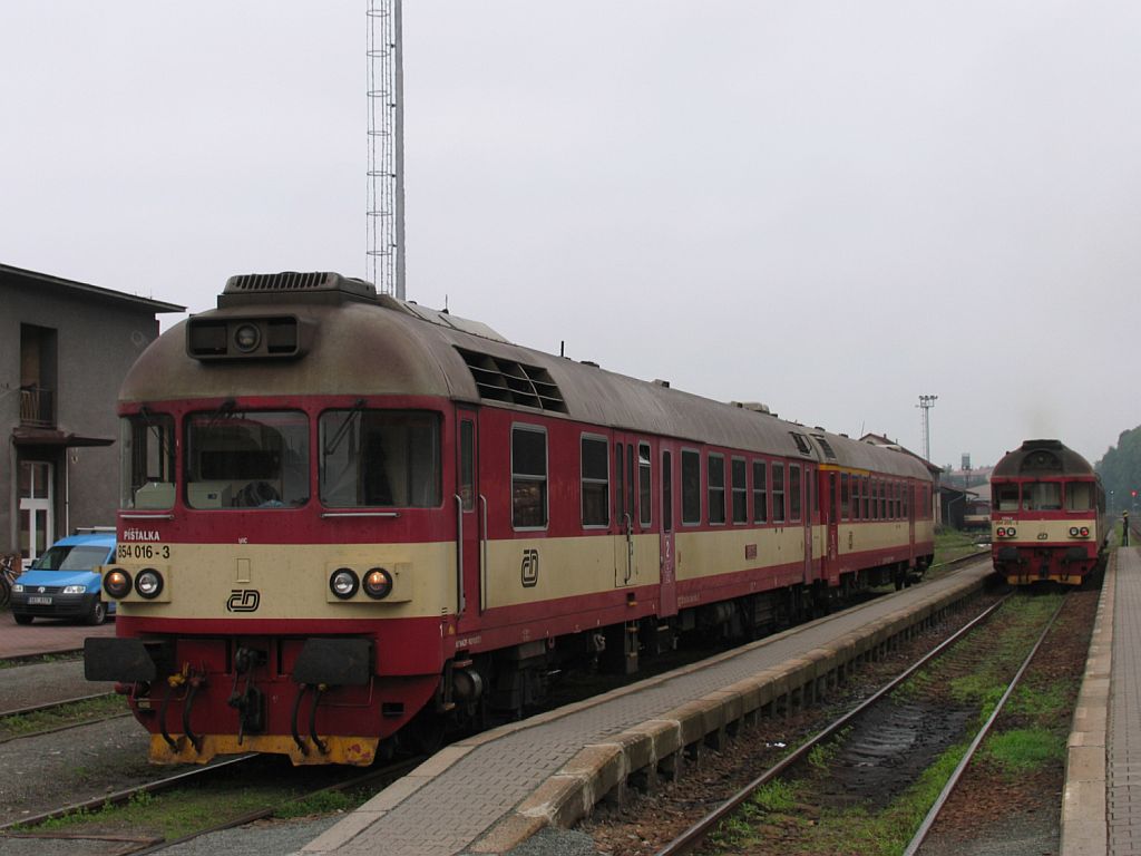 854 016-3/80-29 212-5 auf Bahnhof Trutnov Hlavn Ndra am 5-8-2011.