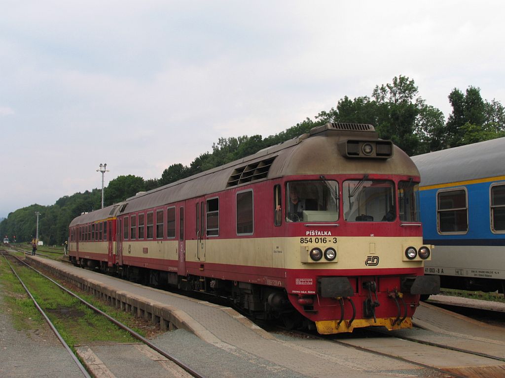 854 016-3/80-29 212-5 mit Sp 1863 Kolin-Trutnov Hlavn Ndra auf Bahnhof Trutnov Hlavn Ndra am 6-8-2011.