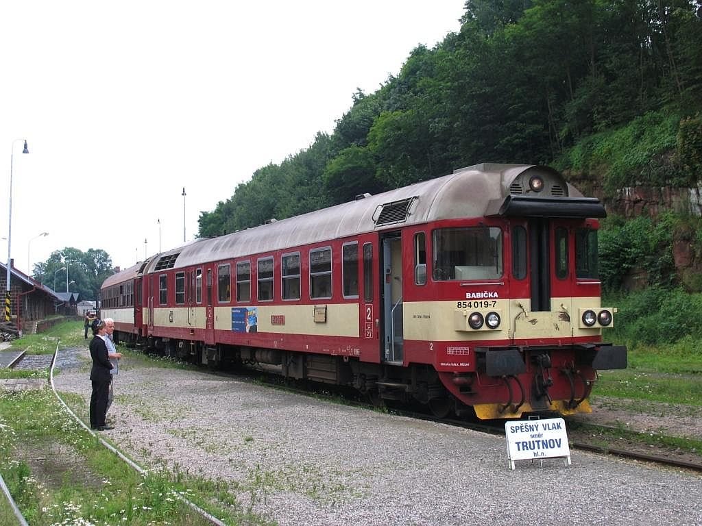 854 019-7 mit Sp 1869 Chlumec nad Cidlinou-Trutnov Hlavn Ndra auf Bahnhof Star Paka am 13-7-2007.