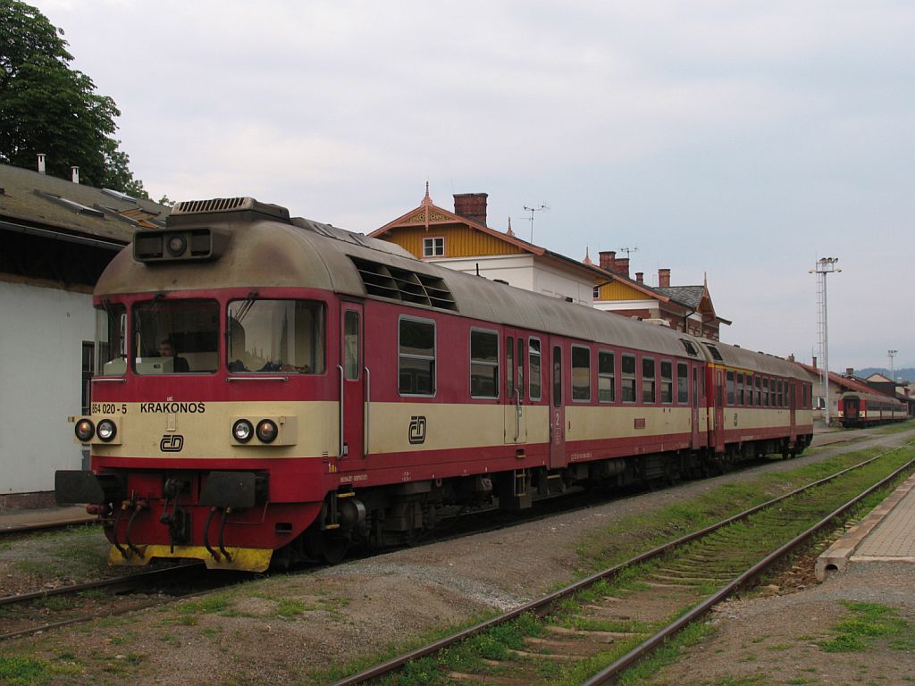 854 020-5/80-29 204-2 auf Bahnhof Trutnov Hlavn Ndra am 6-8-2011.