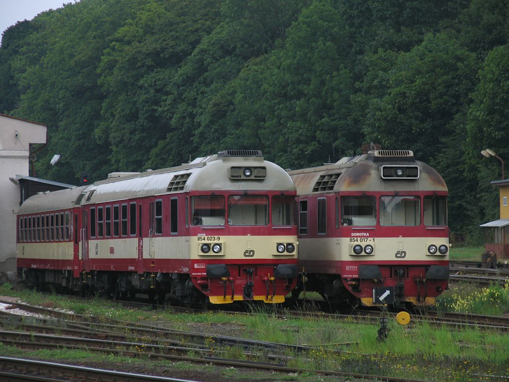 854 023-9 und 854 017-1 bei Bahnbetriebswerke Trutnov am 7-8-2011.