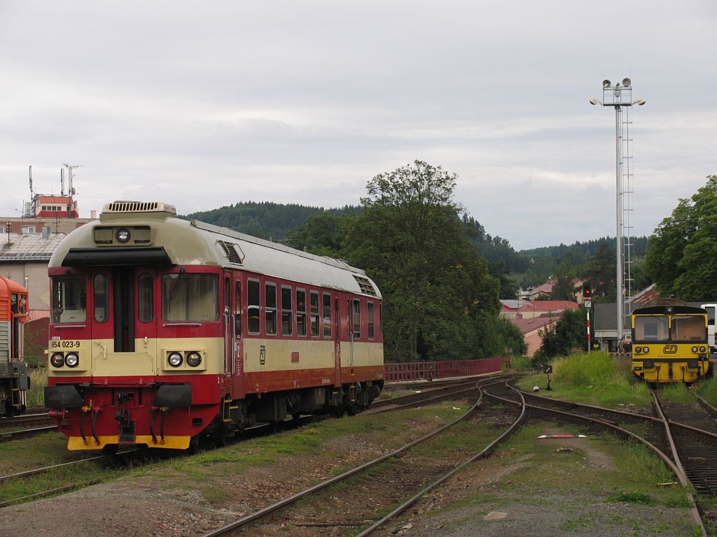 854 023-9 auf Bahnhof Trutnov Hlavn Ndra am 1-8-2011.