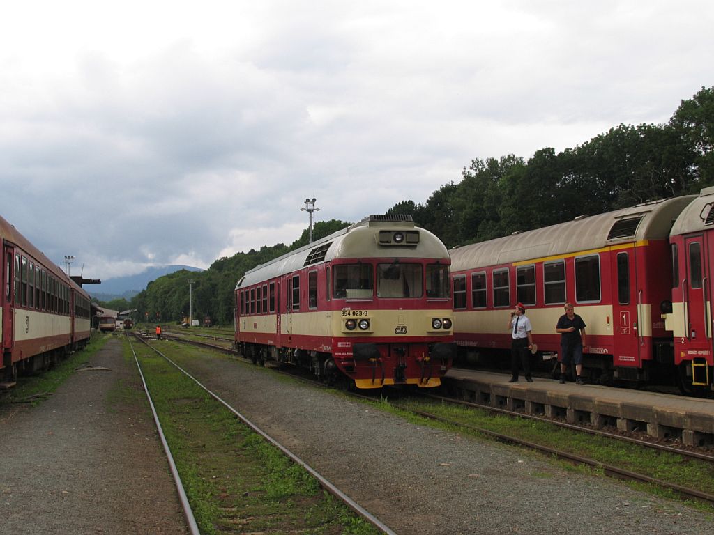 854 023-9 auf Bahnhof Trutnov Hlavn Ndra am 1-8-2011.