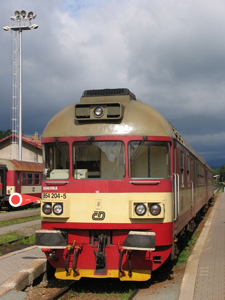 854 204-5/80-29 mit Sp 1863 Kolin-Trutnov Hlavn Ndra auf Bahnhof Trutnov Hlavn Ndra am 9-8-2011.