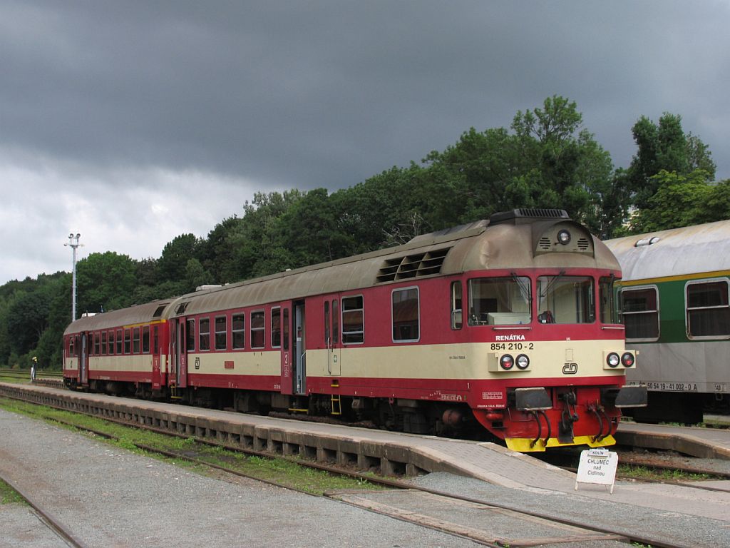 854 210-2/80-29 208-3 mit Sp 1865 Kolin-Trutnov Hlavn Ndra auf Bahnhof Trutnov Hlavn Ndra am 1-8-2011.