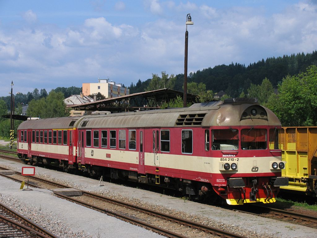 854 210-2/80-29 208-3 mit Sp 1867 Chlumec nad Cidlinou-Trutnov Hlavn Ndra auf Bahnhof Hostinn am 3-8-2011.