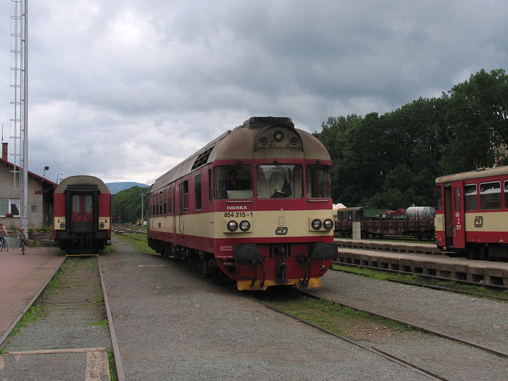 854 215-1 auf Bahnhof Trutnov Hlavn Ndra am 1-8-2011.