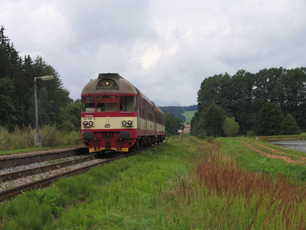 854 225-0/80-29 207-5 mit Sp 1867 Chlumec nad Cidlinou -Trutnov Hlavn Ndra auf Bahnhof Vlčice am 8-8-2011.