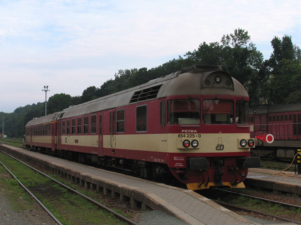 854 225-0/80-29 207-5 mit Sp 1864 Trutnov Hlavn Ndra-Chlumec nad Cidlinou auf Bahnhof Trutnov Hlavn Ndra am 6-8-2011.