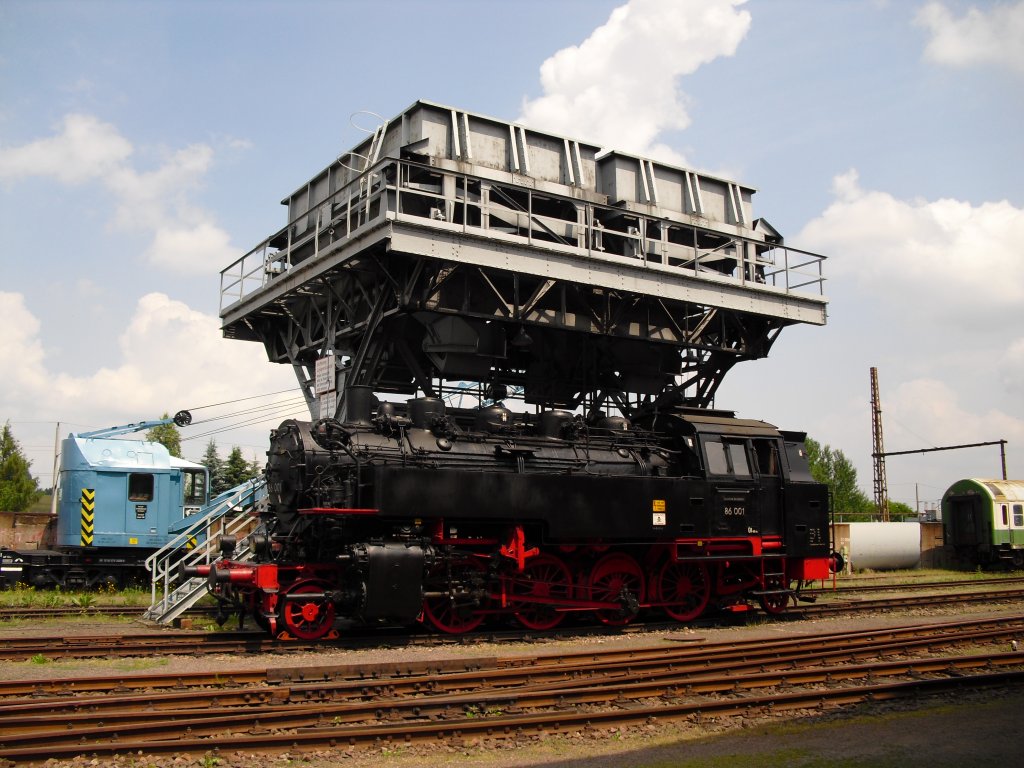 86 001 vor dem Kohlehochbunker in Chemnitz-Hilbersdorf am 26.06.10.