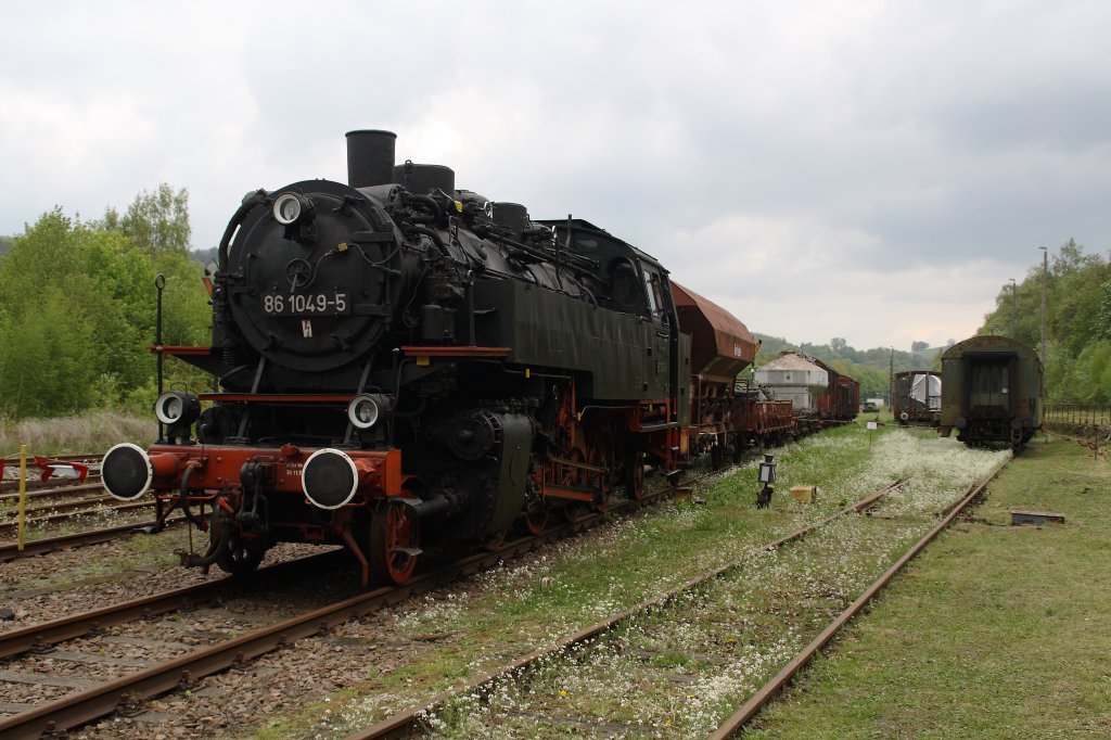 86 049 stand bei den Schwarzenberger Eisenbahntagen auf den Gleisen vor dem Museumsstellwerk.(16.05.2010)