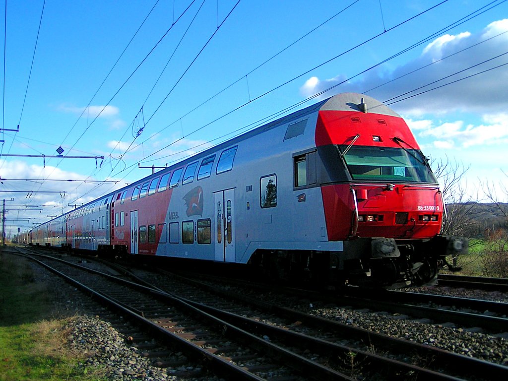 86-33 009-9 mit berlackiertem Pflatsch, steuert als REX7622 Richtung Wien;101123