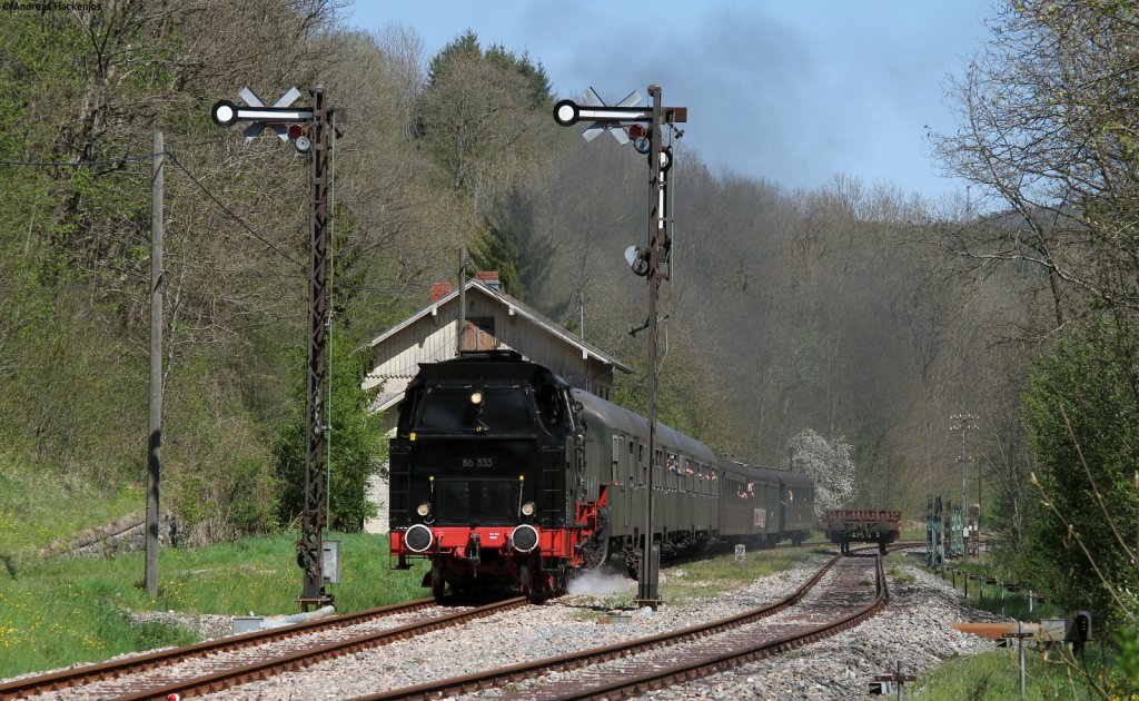 86 333 mit dem Planzug (Zollhaus Blumberg-Weizen) in Grimmelshofen 28.4.12